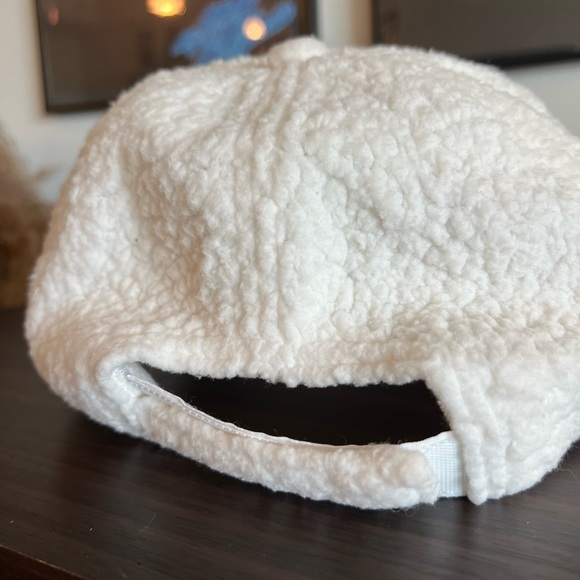 Alo Micro Sherpa Off-Duty Cap - Picture 6 of 9